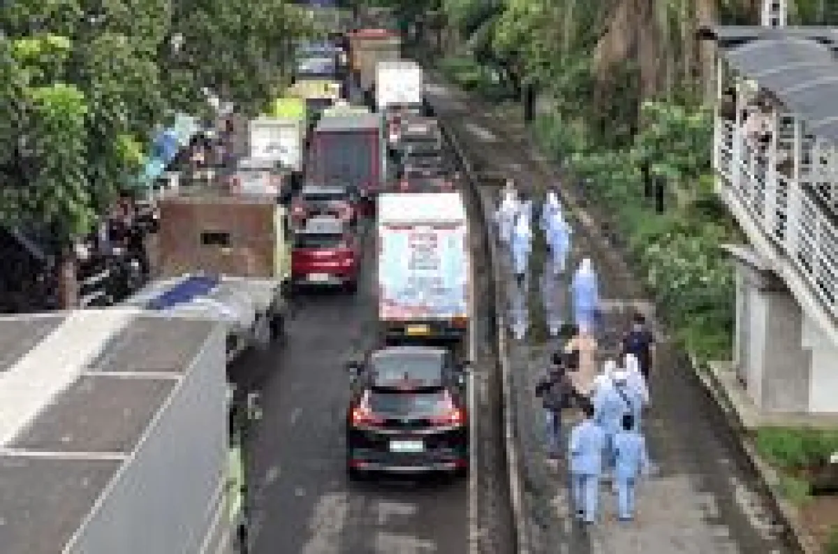 Jalan Daan Mogot Lumpuh, Penumpang Transjakarta Turun dari Bus dan ...